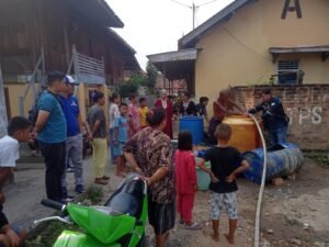 Bantu Warga, DPC Partai Demokrat Prabumulih Distribusikan Air Bersih Sebanyak 30 Ribu Liter Per Hari