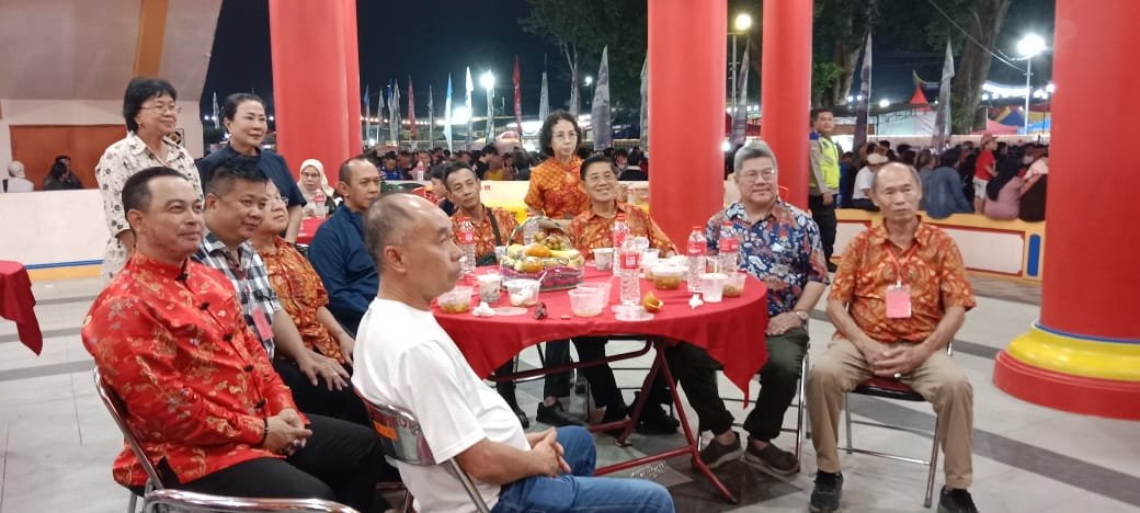 Tampak Kapolda Sumsel Irjen.Pol.A.Rachmad Wibowo, SIK (berbusana pakaian hitam) itu duduk bersama penuh kekeluargaan yang dijamu suguhan Ngopi oleh para panitia penyelenggara Cap Go Meh diwarnai 1000 lampion dilantai dasar menara Pagoda, lalu lampion-lampion itu pun menghiasi suasana romantis nan indah di penjuru Pulau Kemaro.