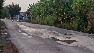 Lapor Mang!! Jalan Berlubang di Banyuasin Bahayakan Pengendara