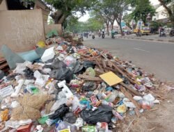 Lapor Mang!! Sampah Menumpuk di Jalan K.H. Wahid Hasyim Palembang