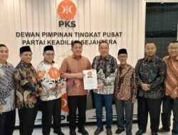 PKS President Hands over SK to Herman Deru & Cik Ujang