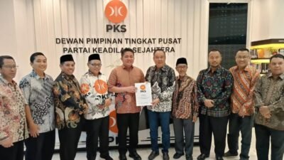 PKS President Hands over SK to Herman Deru & Cik Ujang