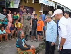 Wakil Bupati OI memberikan dukungan dana kepada para pedagang