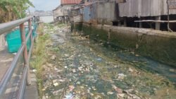 Sungai di Seberang Ulu Dipenuhi Sampah, Air Tak Lagi Mengalir