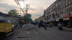 Kotor! Sampah Menumpuk di Pinggir Jalan Pasar Kuto